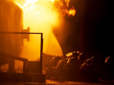 Bombeiros combatendo incêndios e detectores de gás industriais