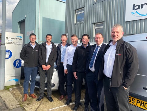 Foto da equipe da Blackline Safety e da Breathe Safety com a concessionária de água do Reino Unido