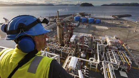 trabalhador-petrolífero-inspectando-planta-de-gás
