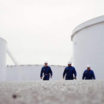 Trabalhadores com dispositivos de detecção de gás G7