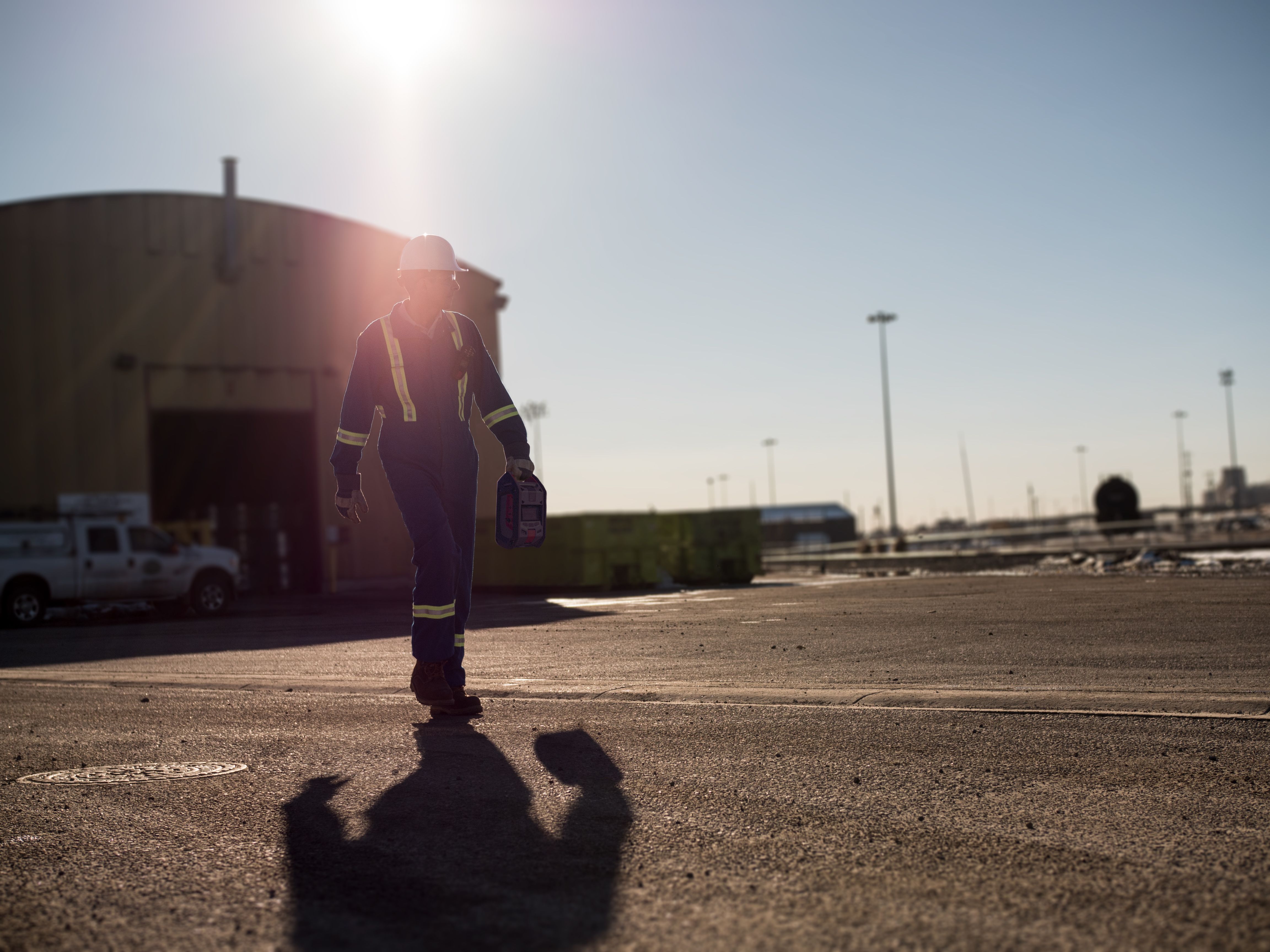 Trabalhador isolado com monitor de área de deteção de gás