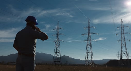 trabalhador-masculino-em-centrais-elétricas