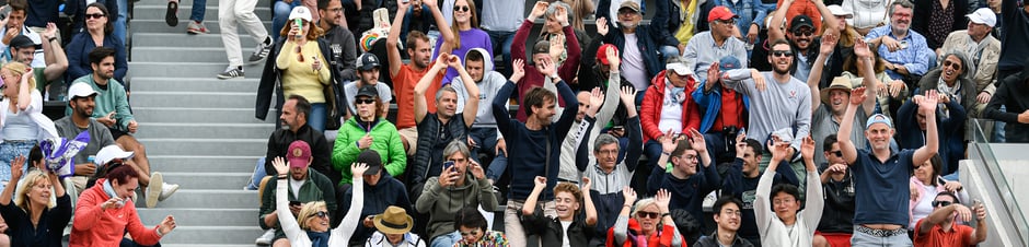 Proteção contra radiação gama conduzida pela equipe em grande local enquanto a multidão aplaude