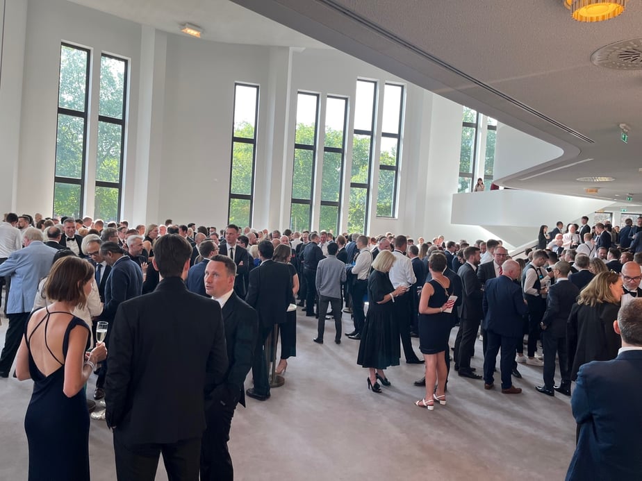 g6-ponto-vermelho-gala-multidão