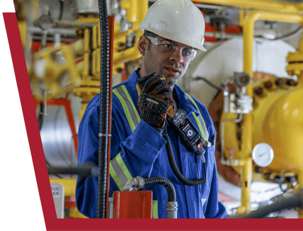 Trabalhador do setor de petróleo e gás usando o microfone RSM da Blackline Safety para se comunicar com sua equipe.