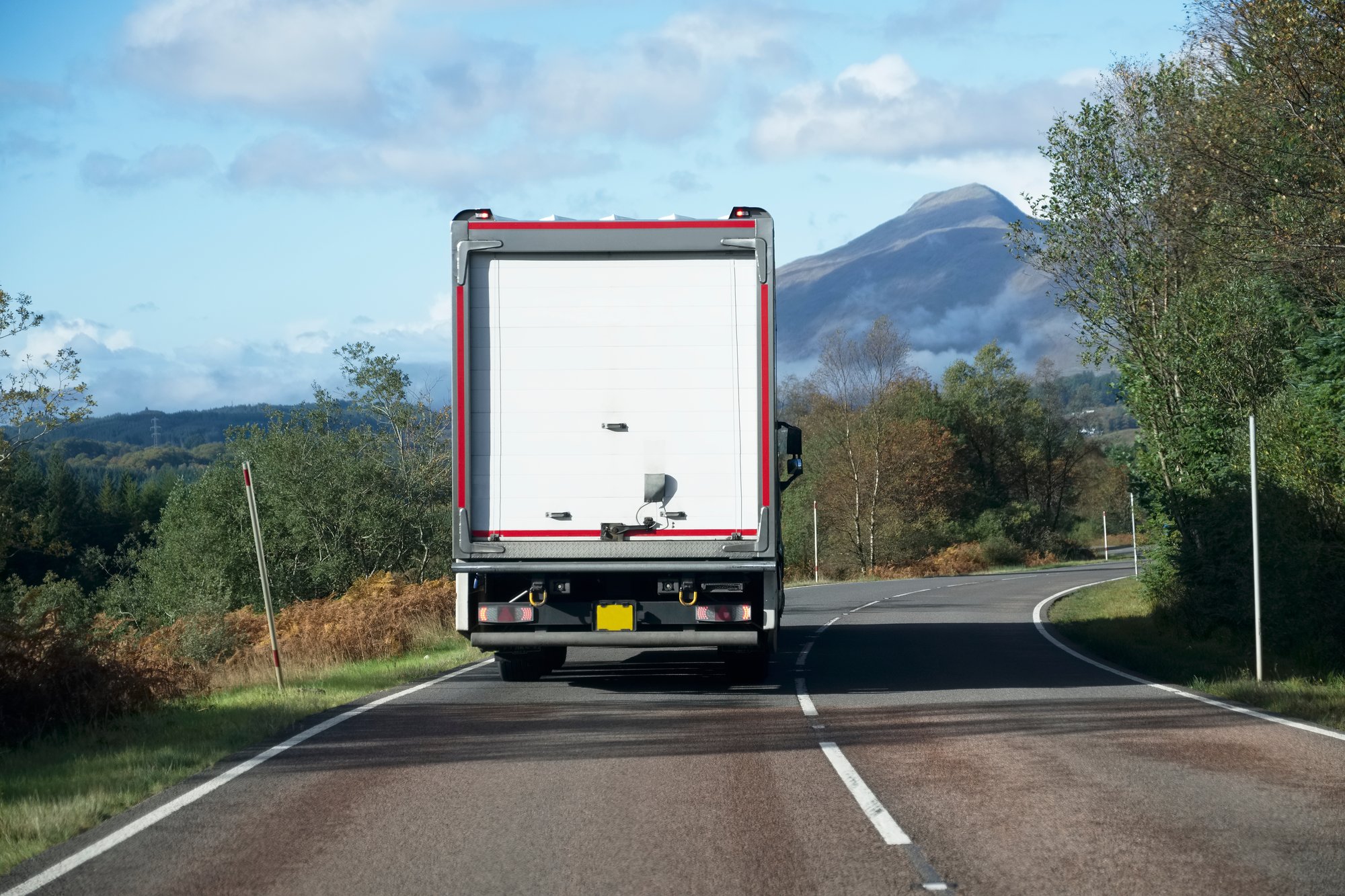 Motorista de caminhão mantido em segurança com dispositivo para trabalhadores isolados