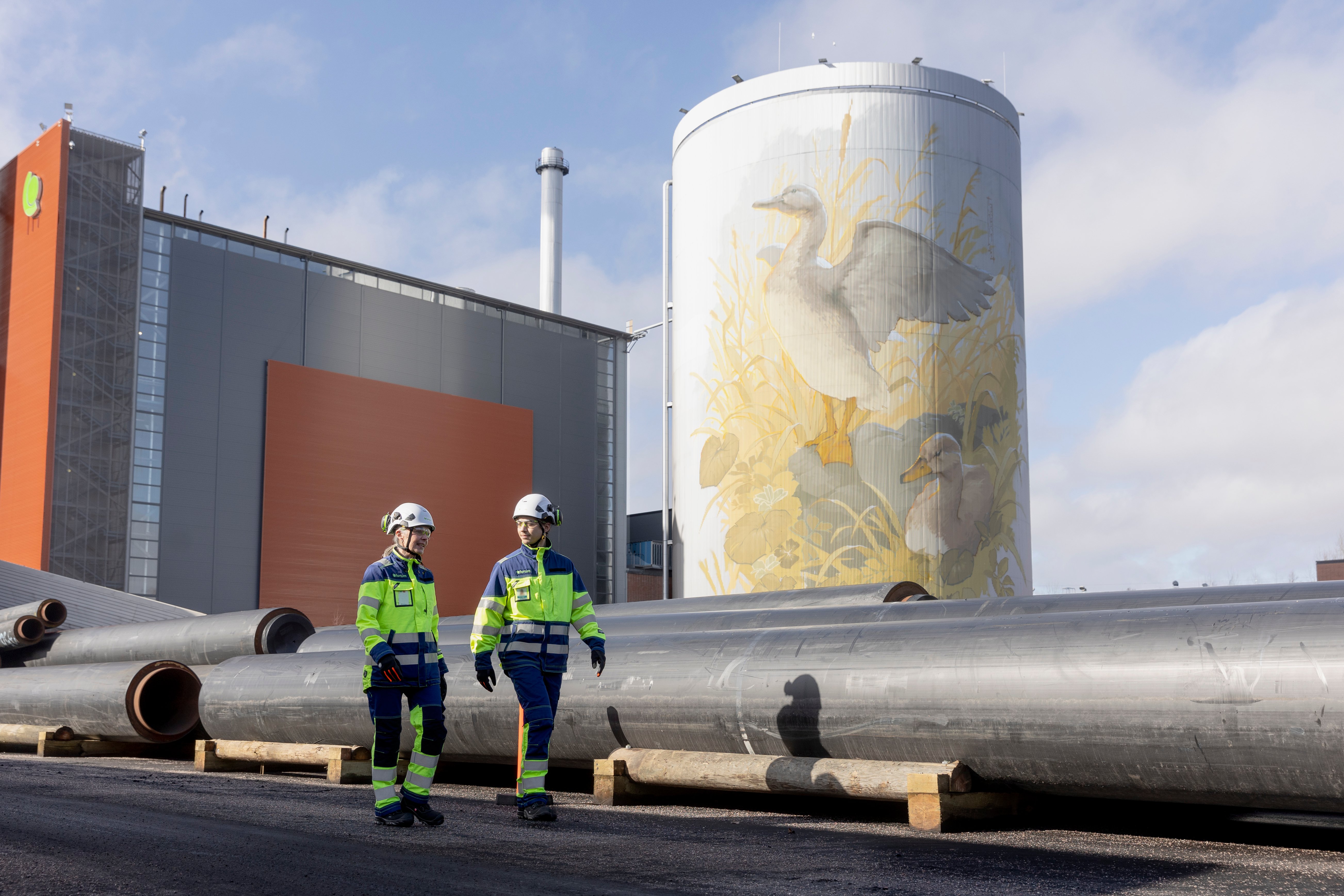 Trabalhadores de campo seguros com detectores de gás e dispositivos para trabalhadores isolados