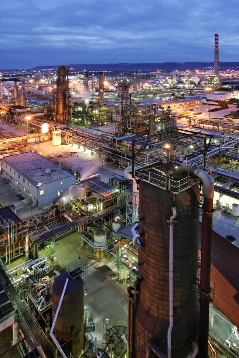 Refinaria à noite. Detecção de gás conectada