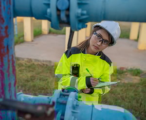 engenheiros-ambientais-hidrogênio-trabalham-em-estações-de-tratamento-de-águas-residuais