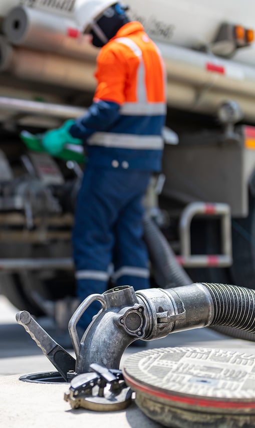 transporte-caminhão-de-combustível-entregando-gasolina