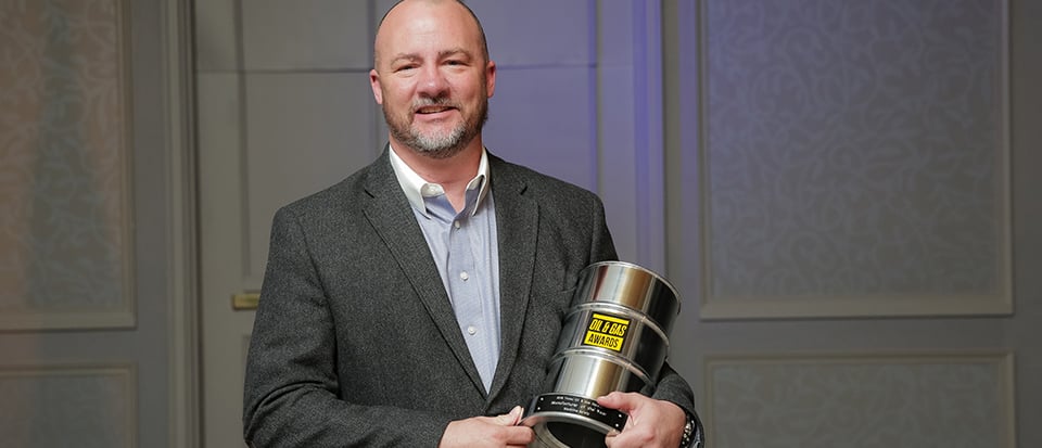 Chad Grady, da Blackline Safety, recebe o prêmio de Fabricante do Ano no Oil & Gas Awards 2018