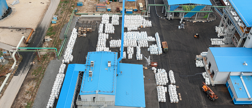 O gás amônia é usado para produzir fertilizantes.