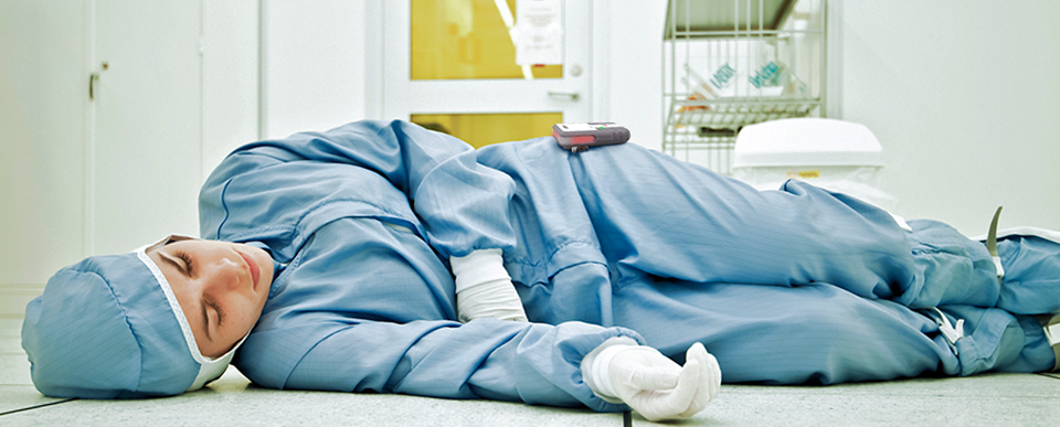 Imagens do blog — funcionário do laboratório caído