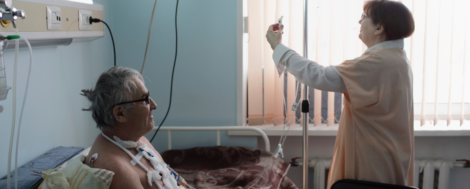 Imagens do blog — enfermeira e paciente idoso