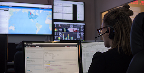 Agente feminina da SOC voltada para a esquerda, olhando por cima do ombro 2-1