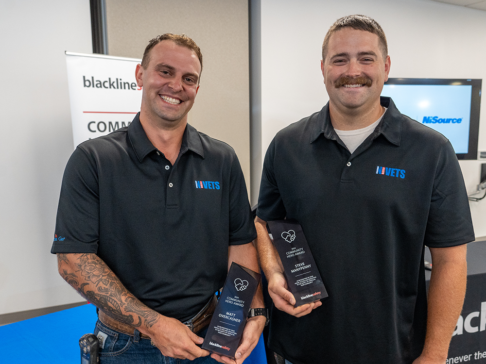 Steve e Matt segurando o troféu do prêmio “Impact”